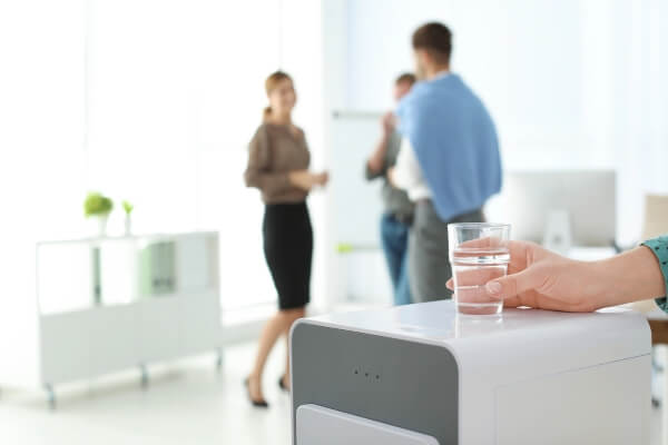 Bottleless water filter in office